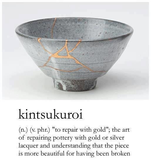 Reparerad keramikskål med kintsugi-teknik, där sprickor är fyllda med guld, illustrerande japansk lagningstradition.