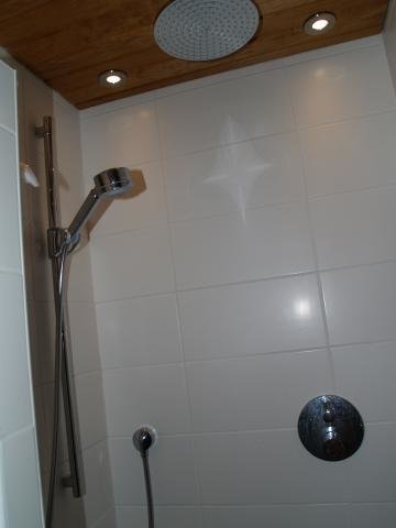 7.Hans Grohe IBOX inbyggd i väggen samt HG raindance 240mm takdusch.jpg