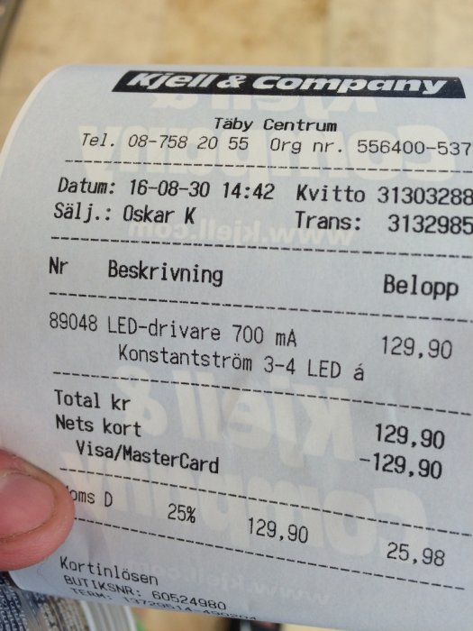 Kvitto från Kjell & Company för ett köp av en LED-drivare 700 mA, hålls av en hand.