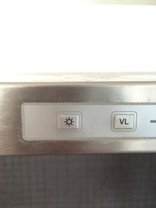 Kontrollpanel med knapp för belysning och märkning "VL" för indikation av fläktfunktion.
