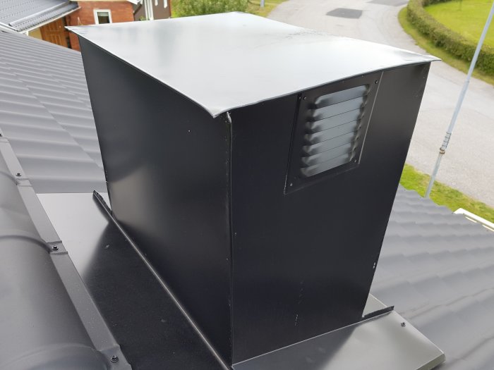 Ventilationshuvar med galler på tak, problem med kondens från isolerade avluftningsrör.