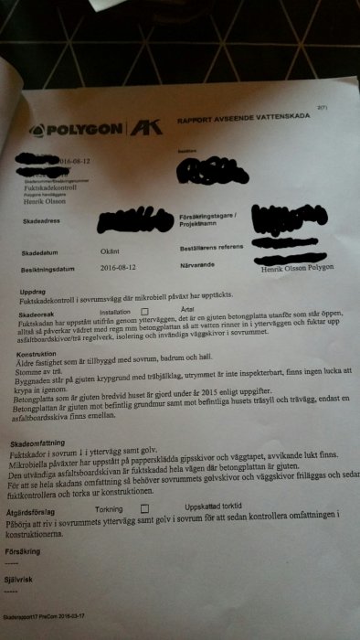 Bild på en skaderapport från ett företag angående vattenskada, med personinformation överstruken.