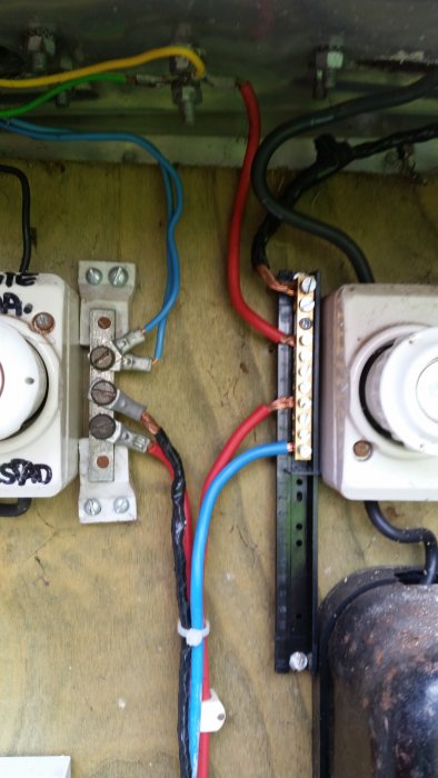 Elektriska installationer med kablar och dosor i ett steg av monteringsprocessen.
