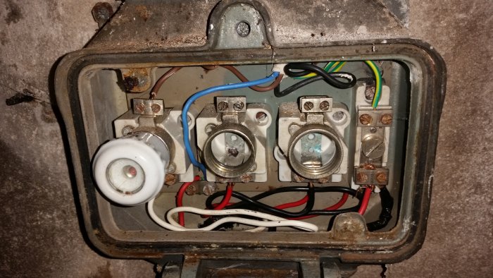 Elmätarskåp med röd, vit, svart kabel och biledare, omkopplad för 1-fas bruk.