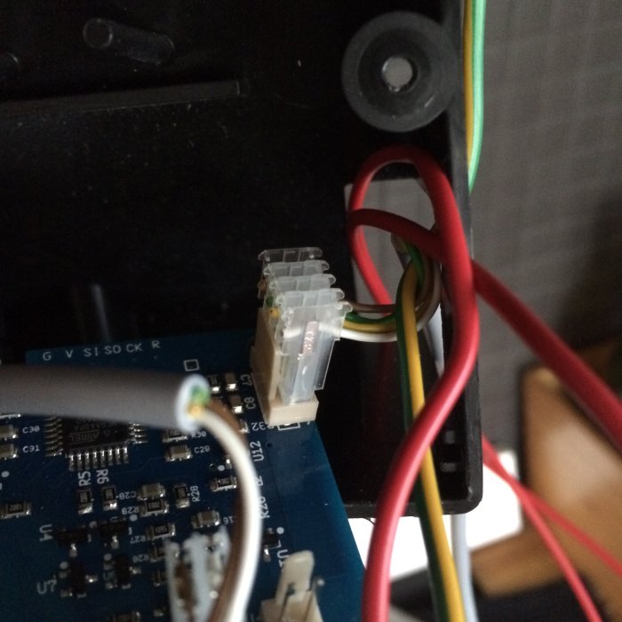 Elektriska kablar inkopplade till kretskort, redo för att ansluta till strömförsörjning.