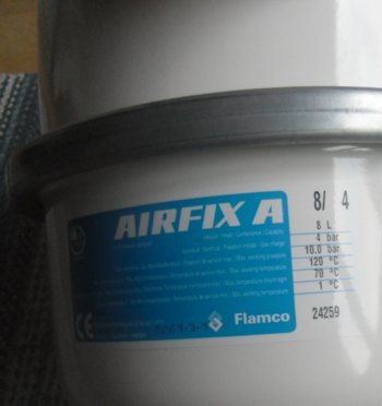 Närbild på ett 8 liters expansionskärl märkt Airfix A med tekniska specifikationer.