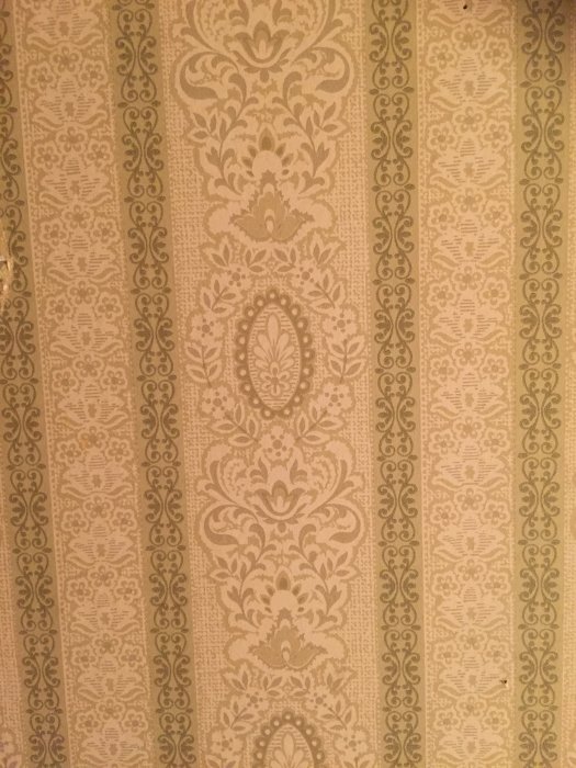 Vintage tapet med mönster som antyder att det är från 50-talet, upptäckt under renovering.