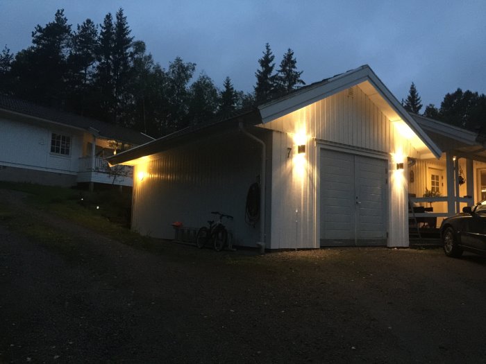 Garage med ny installerad belysning på kvällen, kontrasterande före och efter uppgradering.