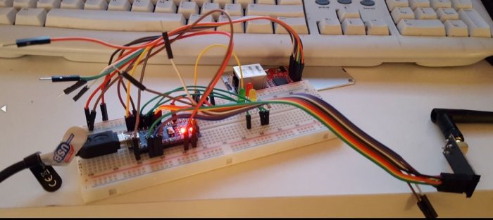 Elektronikprojekt på breadboard med Arduino Nano, ledningar och moduler för uppdatering av DIY gateway.