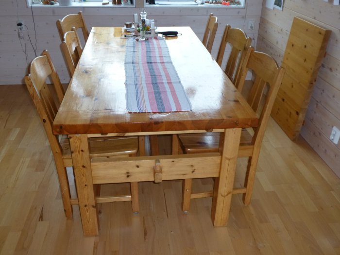 Träbord med förlängningsskivor och stolar från Leksand, bordet är inställt på 185x90 cm.