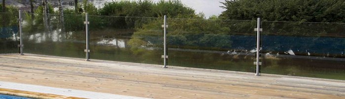 Terrass med glasstaket och utsikt över natur, säkerhet för barn nära 4 meters stup.