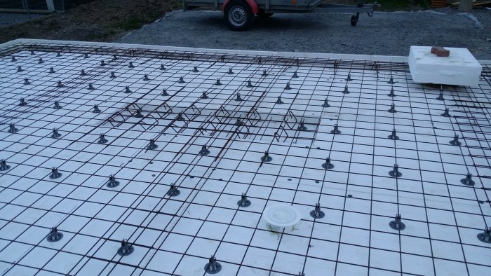 Armeringsnät med distanser förberett för gjutning av betongplatta för lyft.