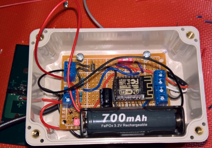 Solcellsdriven temperatur- och ljussensor monterad på PCB, i låda med LiFePO4 batteri och WiFi-modul.