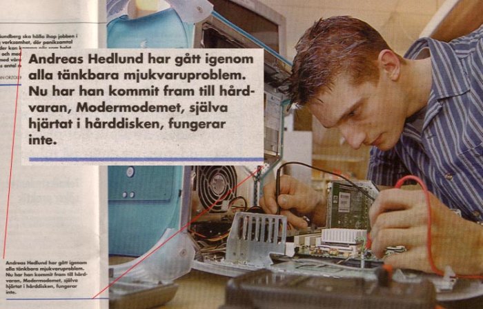 Man undersöker insidan av en dator med multimeter, med en humoristisk text om "Modermodemet".