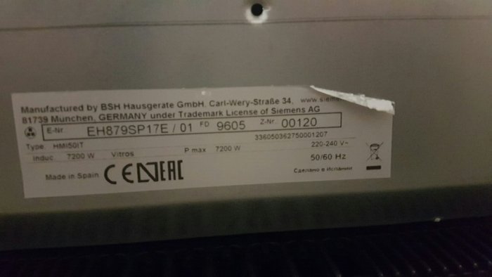 Typskylt på en häll med tekniska specifikationer, tillverkad av BSH Hausgeräte.