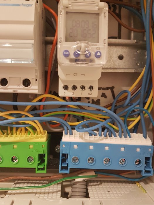 Elektriskt kopplingsskåp med tidsrelä och anslutna kablar.