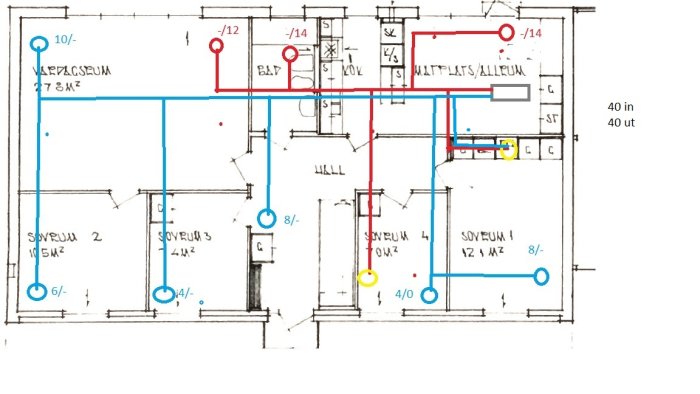 Handritad skiss av villa med planerat FTX-system, markerade ventilationsvägar och dimensioner.