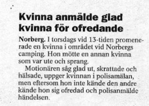 Utklipp av tidningsartikel där en kvinna anmäler en annan för ofredande för att ha sprungit förbi, skrattat och hälsat.