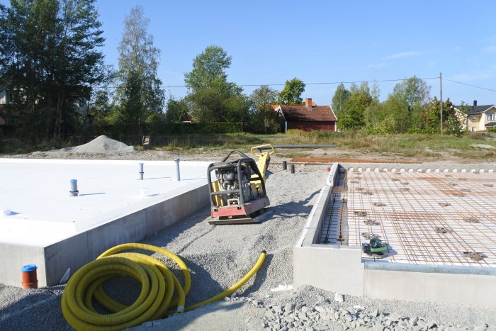 Förberedelse av gjutning för garage på byggtomt med avloppsrör i cellplast och armeringsjärn.