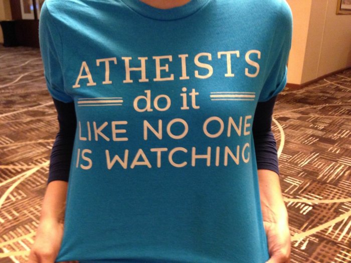 Person i blå t-shirt med texten "ATHEISTS do it LIKE NO ONE IS WATCHING