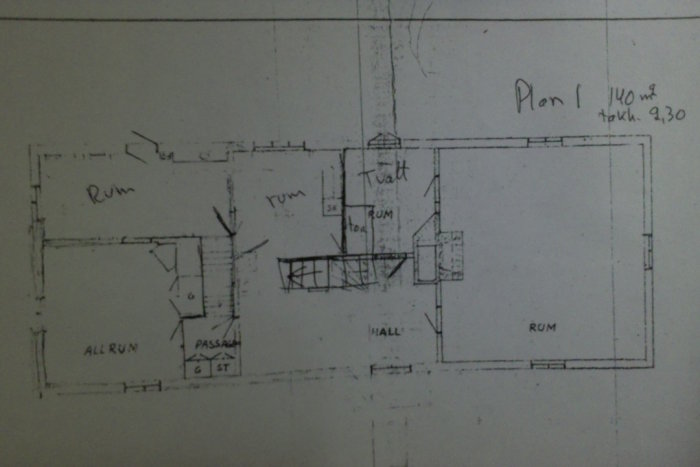 Svartvit planritning av övervåningen i en parstuga från 1830-talet med markerade rum och trappa.