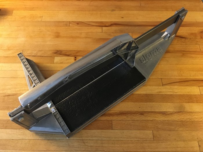 Använd Sigma 7A kakelskärare på trägolv, skick med tydliga märken, kapar upp till 33 cm.