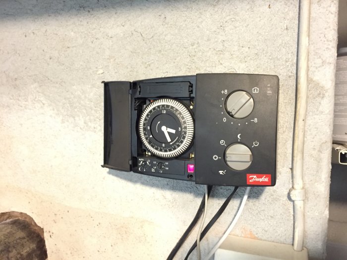 Installerad Danfoss ECL 100 Comfort shuntgrupp på vägg med synliga kablar och rördelar.