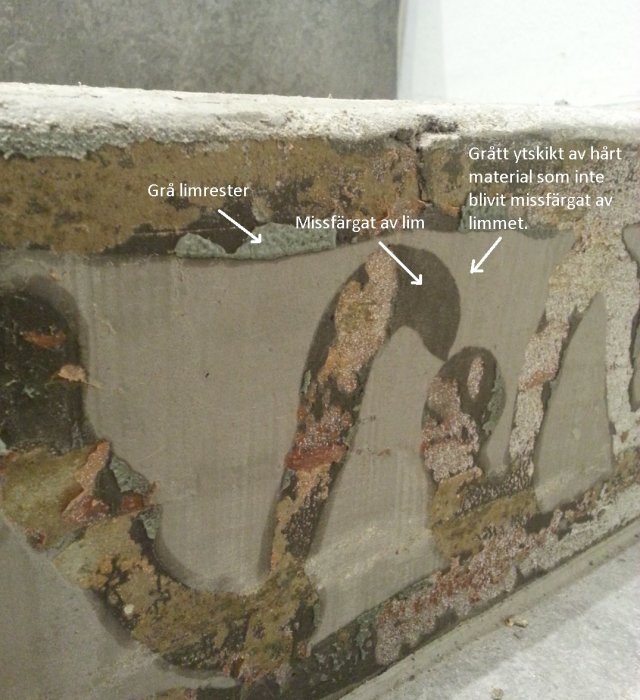 Detalj av trappsteg med gråa limrester och svart missfärgning från lim, före renovering.