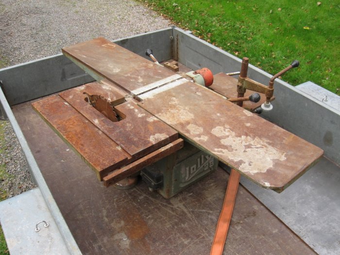 Rostig gammal rikthyvel "Jolly 25" med 25 cm hyvelbredd, på en vagn väntande på renovering.