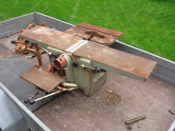 Gammal rikthyvel Jolly 25 med 25 cm hyvelbredd på ett släp, rostiga detaljer och väntande på renovering.