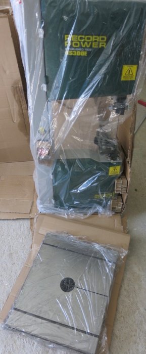 Ny bandsåg BS300E från Record Power inplastad och levererad i kartong.