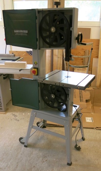 Bandsåg BS300E från Record Power står i ett verkstadsutrymme, redo för användning.