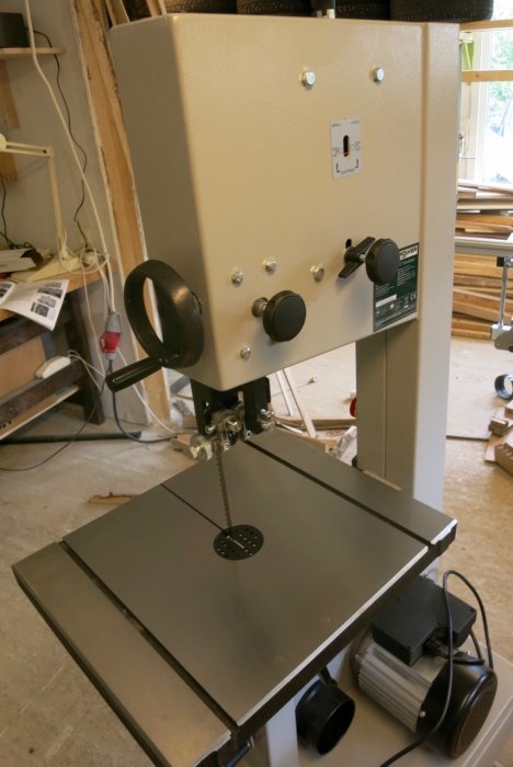 Instegsmodell av Record Power BS300E bandsåg placerad i verkstadsmiljö.