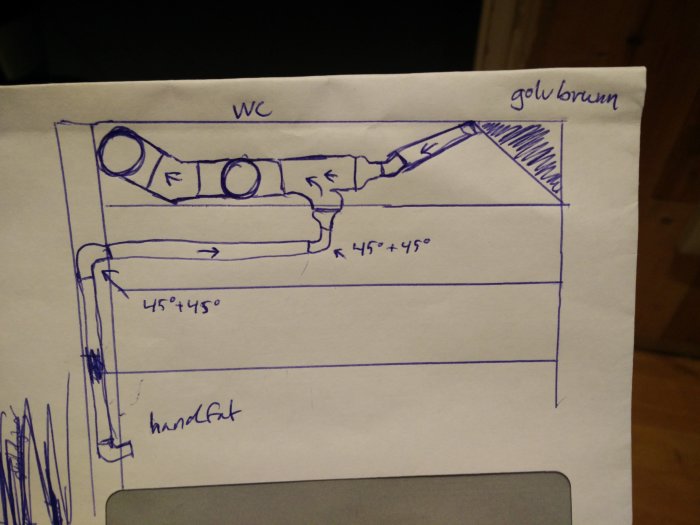 Handritad skiss av röranslutningar för WC och handfat med vinklar betecknade som "45+45 grader".