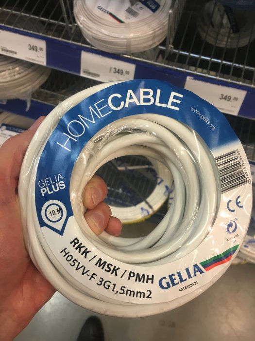 Hand håller en rulle med vit elkabel märkt "HOME CABLE GELIA Plus, RKK / MSK / PMH H05VV-F 3G1,5mm2".