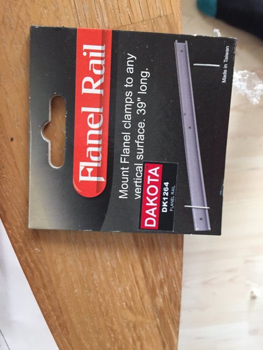 Förpackning av "Flanel Rail" monteringslister för vertikala ytor på trägolv.