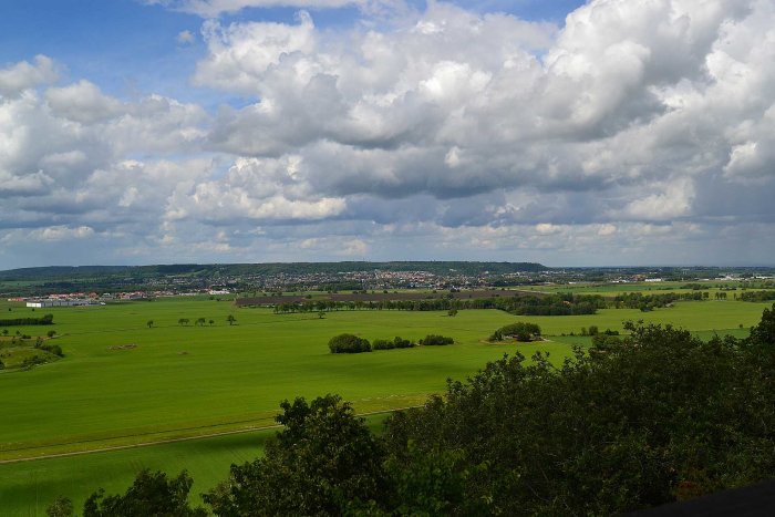 Vy över det gröna landskapet nära Falköping med moln på himlen fotograferad från Ålleberg under midsommar 2013.