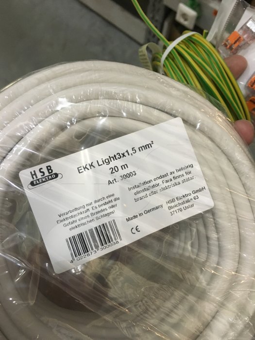 En rulle vit EKK Light-kabel på 20 meter med etikett som visar specifikationer.