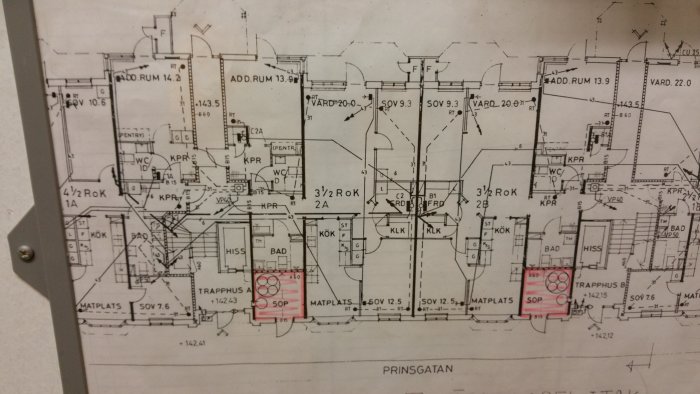 Ritning av en byggnadsplan med markerade elcentraler och elledningar.