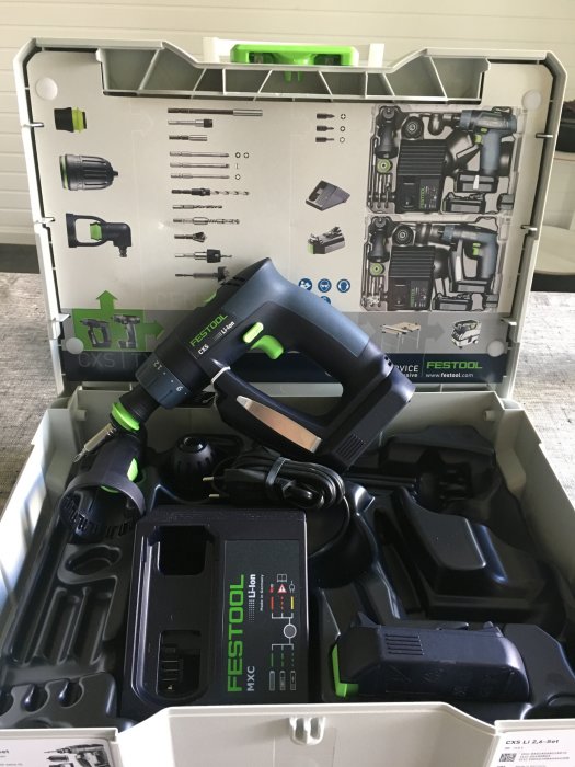 Festool CXS borrskruvdragarset i öppen förvaringslåda med olika bitar och batteri synliga.