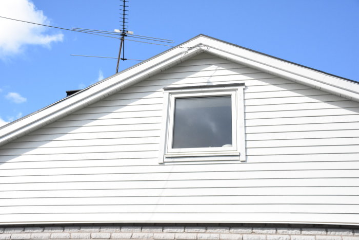 Ny fjällpanel på husvägg med synlig luftspalt ovanför fönster, saknar ventil.