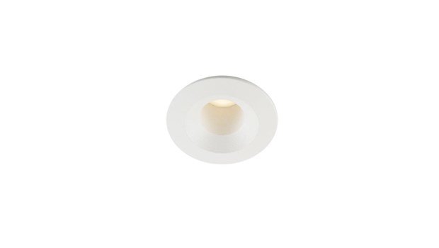 Liten vit infälld downlight-armatur tänd med varmt ljus mot en ren vit bakgrund.