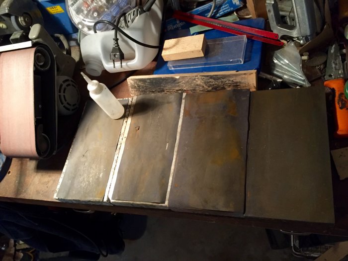 En verkstadsbänk med olika slipverktyg, diamantbrynen på marinplywood och en strop i hyvlad björk.