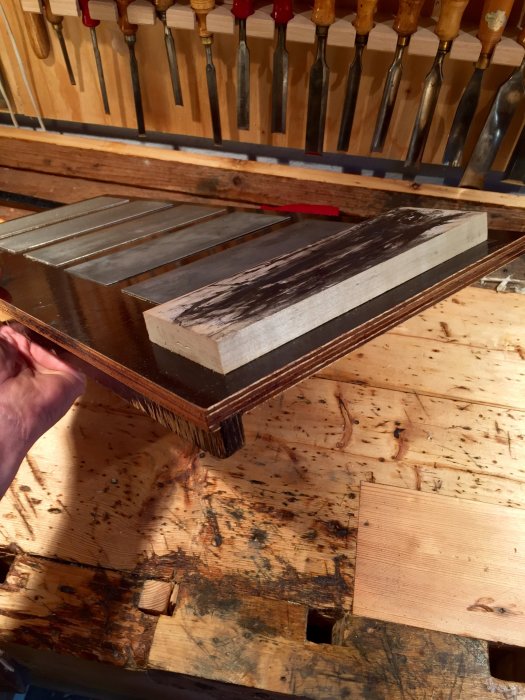 Handgjorda diamantbrynen monterade på marinplywood med hyvlad björkstropp för slipning.