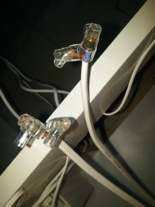 Elkabel med transparenta ändhylsor märkta SiLHY 105/180 grader på en mörk bakgrund.