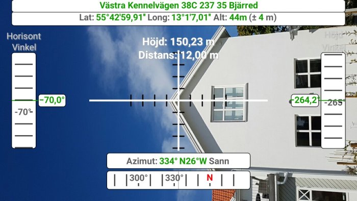 Vit fasad på hus med mätverktyg för höjd och vinkel, visar längd, höjd och koordinater i en trädgård.