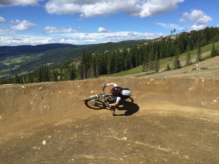 Cyklist utför en hoppsekvens med mountainbike i Hafjell Bike Park, Lillehammer.