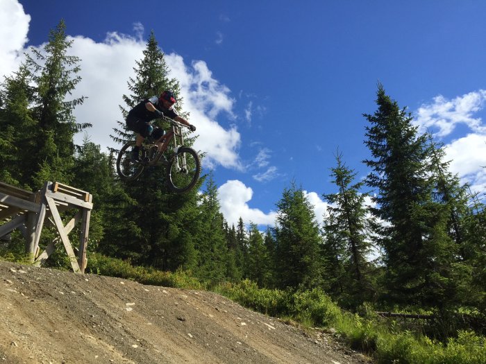 Cyklist utför ett hopp med mountainbike i terrängen vid Hafjell, Lillehammer.