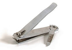 Metallisk nagelklippare på vit bakgrund.