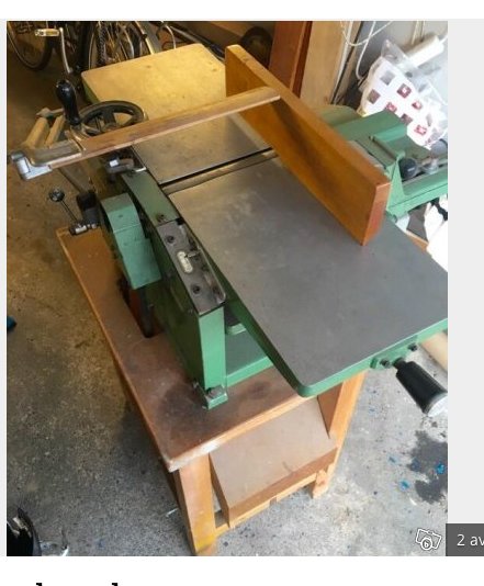 Grön hyvelmaskin som liknar en Inca, placerad på ett brunt träbord i ett garage.